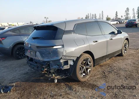 2025 BMW Ix xDrive50 из США, поврежденный, VIN WB523CF07SCS85835